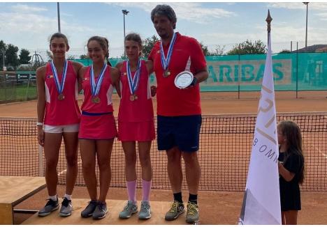 Giulia Popa (lângă antrenor) a reprezentat România la Campionatul European pe Echipe – Tennis Europe Nations Challenge U12 (sursa foto: Facebook - CSM Oradea Tenis - Oficial)
