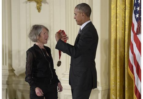 Louise Glück a primit medalia National Humanities Medal chiar de la Barack Obama foto credit: AFP