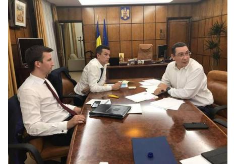 GUVERNUL ROMÂNIEI. Iată cum arată Guvernul în formula „de criză”: premierul Sorin Grindeanu, în şedinţă de lucru alături de şeful SGG Victor Ponta şi vicepremierul Augustin Jianu