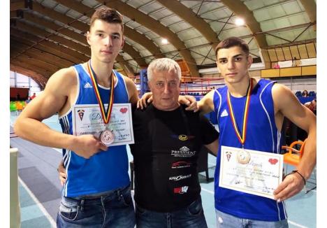 Pugiliştii Gym Mar Strong Márk Csiszer şi Bogdan Sînza împreună cu antrenorul Viorel Crăciunea.