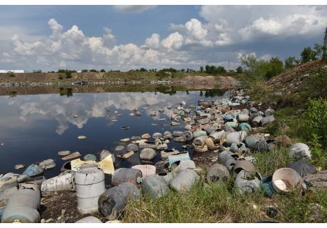 Unul din depozitele pentru care România este pusă la plată este cel deținut de fabrica orădeană Sinteza, care are două lacuri toxice la marginea municipiului