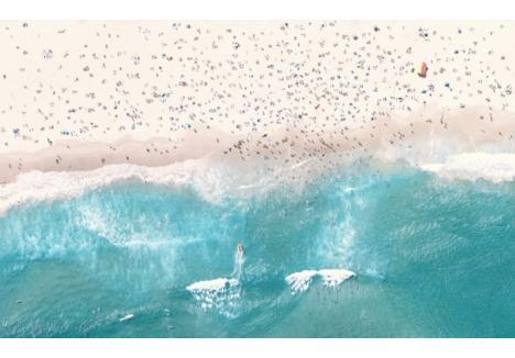Imagine ce surprinde valurile care se lovesc de plaja Bondi Beach, din Sydney.