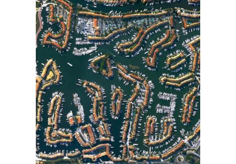 Canalele din Port Grimaud, un orăşel de pe Riviera Franceză, în apropiere de Saint Tropez.