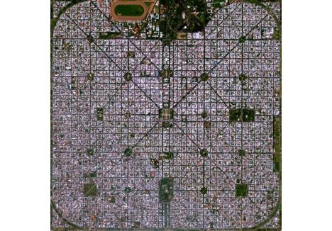 Oraşul La Plata, din Argentina, un oraş a cărui simetrie este rar văzută la o aşezare urbană. În anul 1889, la Târgul Internaţional de la Paris, La Plata a primit două medalii de aur, fiind desemnat "Oraşul Viitorului".