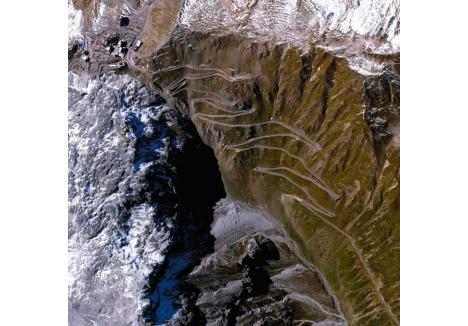 Trecătoarea Stelvio din nordul Italiei - drumul pavat aflat la cea mai mare înălţime din Alpi.