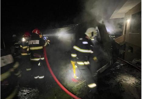 Pompierii în timpul intervenției din localitatea Finiș. Sursa foto: ISU Bihor