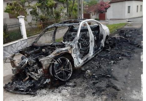 Ce a rămas din BMW-ul făcut scrum în faţa unei case din Uileacu de Criş (sursa foto: Facebook / Info Trafic jud. Bihor - Catalina Cătă)