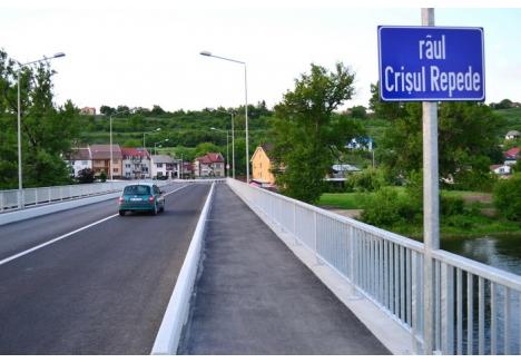 La intrarea pe podul Mareşal Constantin Prezan a rămas doar indicatorul cu denumirea râul Crişul Repede. Tăbliţa cu înscrisul Sebes-Körös folyó a fost dată jos.