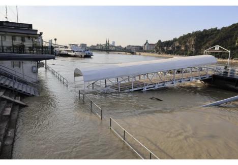 Nivelul Dunării a crescut în Budapesta, apa ajungând pe cheiuri (sursa foto: Blikk.hu / Zoltán Knap)