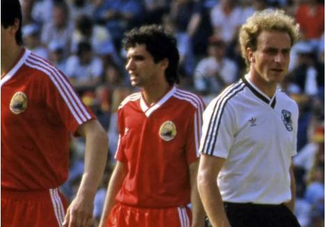 Ioan Zare (foto mijloc) a fost singurul jucător care a fost convocat direct de la FC Bihor la echipa naţională pentru un turneu final al Campionatului European, în 1984. El s-a stins miercuri, la 62 de ani. Sursa foto: www.playsport.ro