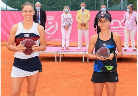 Irina Bara (dreapta) a fost învinsă în finala turneului de Sara Sorribes Tormo (stânga)