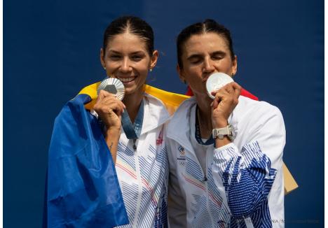 Ionela Cozmiuc și Gianina van Groningen au la gât argintul olimpic obținut în proba de dublu vâsle categoria uşoară. Sursa foto: Comitetul Olimpic și Sportiv Român