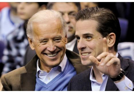 Joe Biden şi fiul său, Hunter (sursa: wsj.com, credit: JONATHAN ERNST/REUTERS)