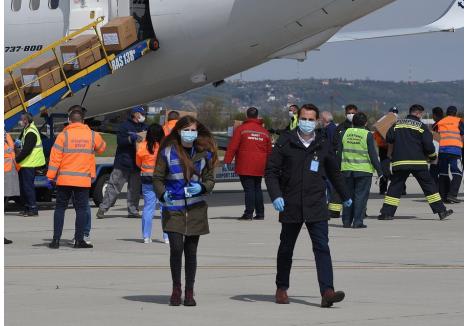 Mihai Jurca la Aeroportul din Oradea, în această primăvară, cu ocazia sosirii materialelor sanitare pentru spitalele locale