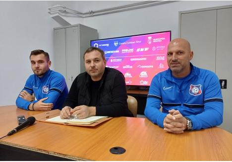 Jucătorul Călin Jurj, alături de președintele FC Bihor George Tătar și antrenorul Florin Farcaș