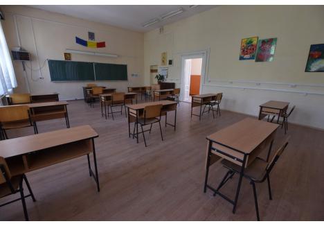 Ca la fiecare şcoală care va primi elevi începând din 2 iunie, toate băncile din sălile Liceului de Arte din Oradea au fost aşezate astfel încât elevii să stea la minim 2 metri unii de alţii