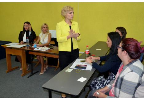 Loredana Doseanu (foto, în picioare) le predă studenţilor de la Drept, la Universitatea privată Agora (sursa foto: ovidan.ro)