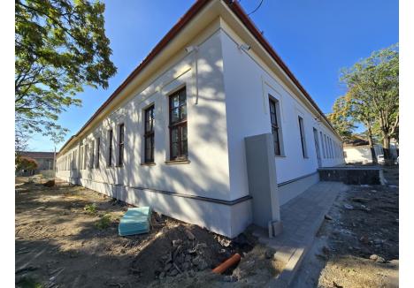 LA LIMITĂ. Cele mai mari întârzieri s-au înregistrat la Școala Lucreția Suciu, unde în aprilie lucrările erau la doar 12,5%. Vineri, însă, constructorii se pregăteau de predare, iar edilii asigurau că elevii vor începe cursurile în sediul reabilitat. Totuși, un panou proptit de gard anunța preventiv că școala „își desfășoară activitatea la noua locație, pe strada Mihai Viteazul 2