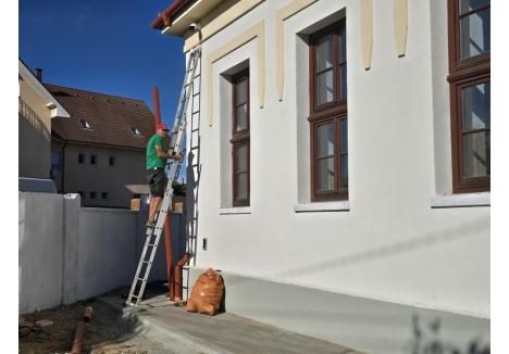 LA LIMITĂ. Cele mai mari întârzieri s-au înregistrat la Școala Lucreția Suciu, unde în aprilie lucrările erau la doar 12,5%. Vineri, însă, constructorii se pregăteau de predare, iar edilii asigurau că elevii vor începe cursurile în sediul reabilitat. Totuși, un panou proptit de gard anunța preventiv că școala „își desfășoară activitatea la noua locație, pe strada Mihai Viteazul 2