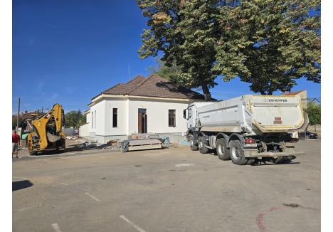 LA LIMITĂ. Cele mai mari întârzieri s-au înregistrat la Școala Lucreția Suciu, unde în aprilie lucrările erau la doar 12,5%. Vineri, însă, constructorii se pregăteau de predare, iar edilii asigurau că elevii vor începe cursurile în sediul reabilitat. Totuși, un panou proptit de gard anunța preventiv că școala „își desfășoară activitatea la noua locație, pe strada Mihai Viteazul 2