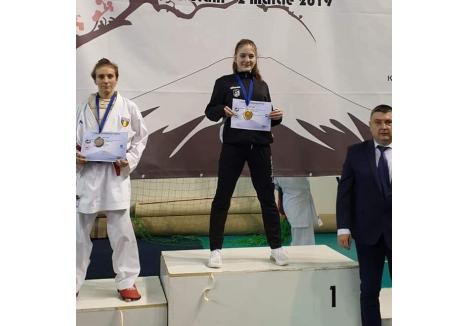 Mălina Bogdan (stânga imaginii) s-a clasat pe locul al doilea la junioare -59 kg