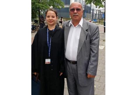 TATĂ ŞI PROFESOR. La prima audiere de la Curtea Penală Internaţională, Maria Manolescu a fost susţinută şi de tatăl său, Mişu Jan Manolescu, fost rector al Universităţii Agora, care a încurajat-o în carieră chiar dacă asta însemna s-o aibă departe de casă