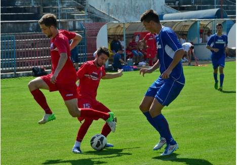 Marius Vlad (foto în mijloc) a semnat cu FC Bihor pentru două sezoane