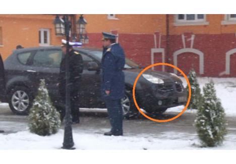 Nu doar SPP-iştii lui Boc se ciocnesc. Anul trecut, două maşini din escorta lui Traian Băsescu  s-au lovit între ele la inaugurarea Centrului NATO de la Oradea (foto)