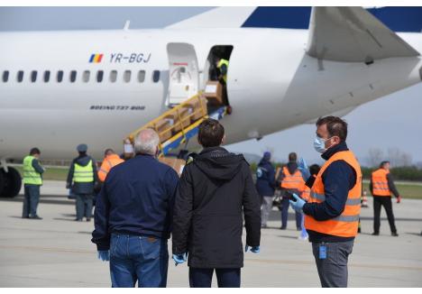 Gheorghe Carp şi Mihai Jurca la sosirea aeronavelor cu materiale medicale în Oradea