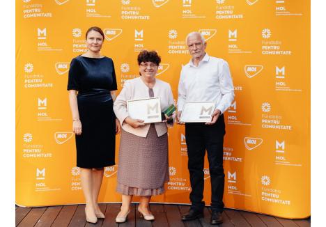 La ediţia de anul trecut a programului "Profesor Mentor", dascălul Elisabeta Jambor Fekete (foto centru) a fost premiată 