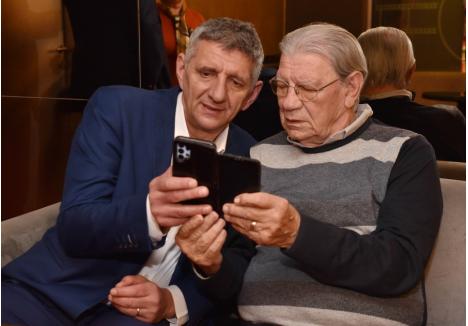 Antrenorul Emeric Ienei (foto dreapta), alături de jurnalistul sportiv Victor Mihalcea, la premiera filmului „Hai, România” de la Oradea