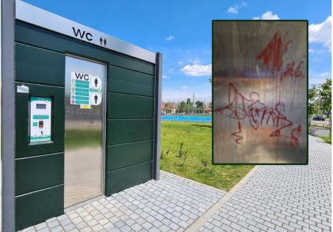 text foto: Toaleta publică amplasată pe coridorul verde Barcăului a fost vandalizată prin inscripționarea cu graffiti.