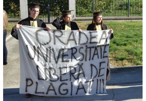 La festivitatea de debut a anului universitar, studenţii orădeni au protestat paşnic, cerând universităţi libere de plagiat