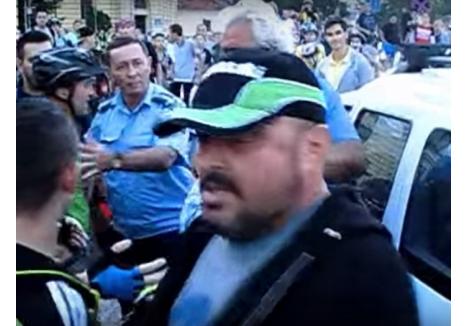 Acesta este orădeanul care, în prezenţa poliţiştilor, i-a tras un pumn în cap italianului care a intrat, marţi seara, cu maşina printre bicicliştii adunaţi la Critical Mass