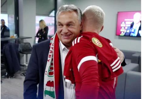 În noiembrie 2022, premierul Ungariei, Viktor Orbán, s-a afișat după un meci de fotbal cu un fular care avea imprimată harta Ungariei Mari (captură video: Viktor Orban / Facebook)
