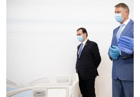 Premierul Ludovic Orban şi preşedintele Klaus Iohannis, în vizită la spitalul suport Covid-19 de la Târgu Mureş (sursa foto: gov.ro)
