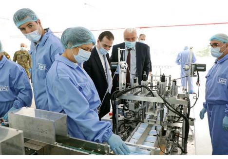 Premierul Ludovic Orban a făcut o vizită la sfârșitul lunii aprilie la fabrica Romarm pentru a vedea cum funcționează utilajele. (Sursa foto: Universul.net)