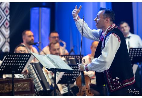 Orchestra Rapsodia Bihoreană, condusă de Liviu Buțiu (foto), va acompania soliștii