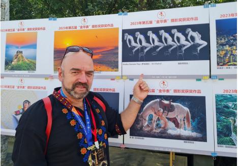 Una dintre imaginile lui Ovi D. Pop a fost expusă în cadrul celui mai mare festival de fotografie din China, Pingyao, care a avut loc în vara anului 2023, și unde orădeanul a fost prezent