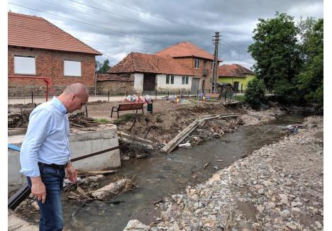 Prefectul Dumitru Ţiplea în timpul unei vizite în teren după inundaţii (foto: Instituţia Prefectului Bihor)