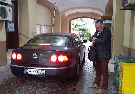 Maşina Volkswagen Phaeton (BH 37 CJB) a fost folosită şi de fostul preşedinte al CJ, Pasztor Sandor. În timpul mandatului său, instituţia a achiziţionat 3 Skoda Superb pentru preşedintele CJ şi vicepreşedinţi