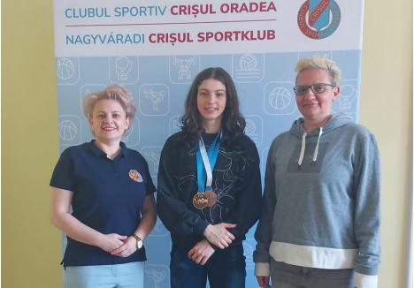 Anastasia Bakó alături de directoarea Clubului Sportiv Crișul Oradea (stânga) și antrenoarea Cristina Madău (dreapta)