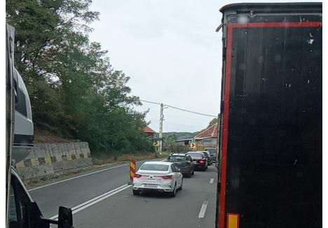 În zona Piatra Craiului, traficul a fost complet blocat o vreme de câteva zeci de minute, în urma accidentului  (sursa foto: Facebook / INFO TRAFIC BIHOR & ORADEA)