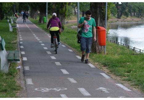 În Oradea, malul drept al Crișului Repede are câteva tronsoane de pistă pentru bicicliști (foto: arhivă)