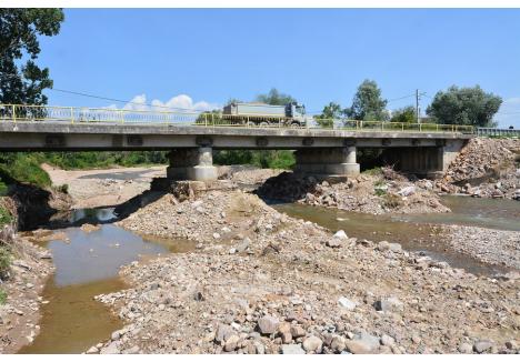 Tot BIHOREANUL a dezvăluit că Statul va plăti 2,5 milioane de lei ca să salveze podul de pe DN 76 din Drăgăneşti, distrus de săpăturile ilegale