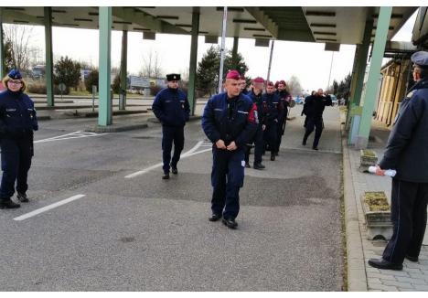 Imagini primite de BIHOREANUL şi surprinse miercuri după amiaza la frontiera Ártánd arată că au fost suplimentate efectivele de poliţişti maghiari, pentru a ţine sub control situaţia în ceea ce priveşte refugiaţii ucraineni