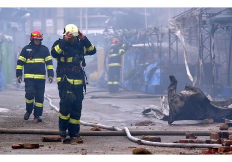 Una dintre cele mai grele misiuni ale pompierilor bihoreni de anul trecut a fost stingerea incendiului izbucnit la Piaţa Cetate din Oradea (foto: Szilagyi Lorand)