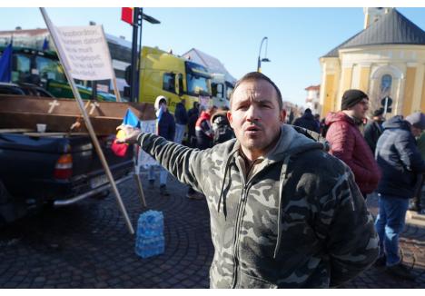 Fermierul Ovidiu Korponai a dus cu el un sicriu la protestul desfășurat sâmbătă în Piața Unirii din Oradea (foto: Paul Lelea)