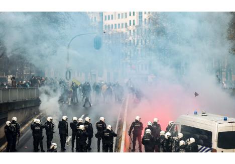 La protestul din Bruxelles, poliţia a împrăştiat manifestanţii cu gaze lacrimogene şi tunuri de apă (sursa foto: theguardian.com)