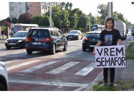 În ziua în care șoferul care i-a omorât copilul a fost trimis în judecată, Luiza Chiva (foto) a continuat să militeze pentru cauza ei: trecerea de pietoni de la intersecția Căii Aradului cu strada Traian Blajovici să devină semaforizată